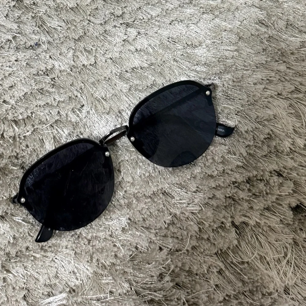 Stylish Black Sunglasses - Picture 1 of 2